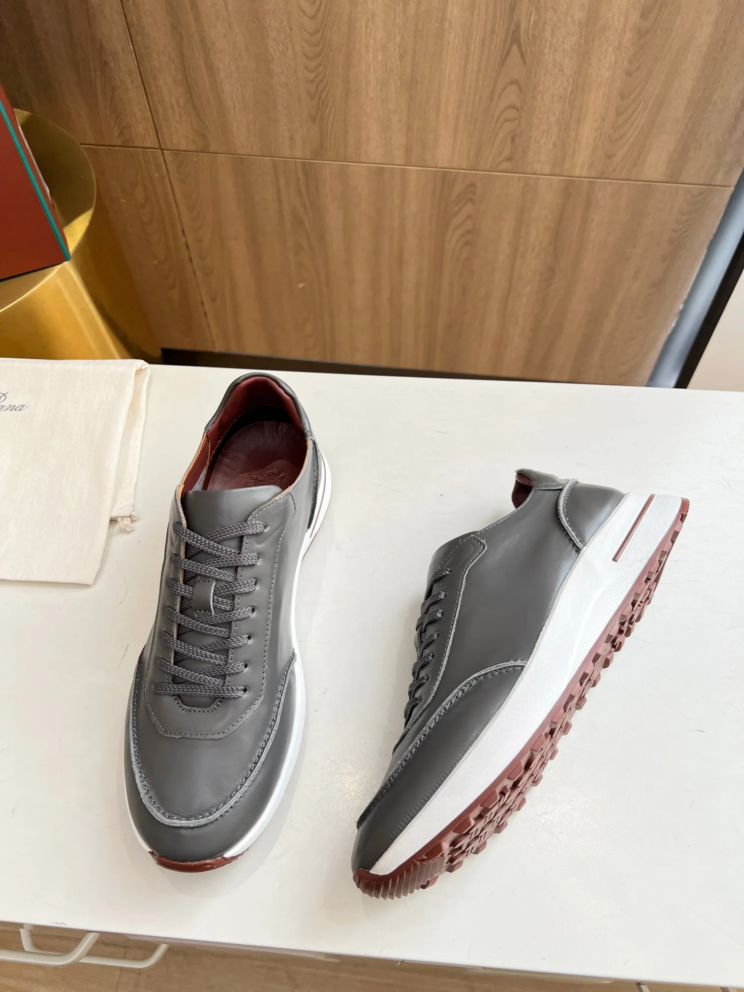 Men's Men's Shoes 💰620 👑Loro Piana* Purchase the original 1:1 copy. Founded the existing Loro Piana company on April 24, 1924. It is now the sixth generation of family business, providing high-quality products to customers who are discerning about taste and quality. Imported calfskin fabrics. The interior is made of imported A-grade water-dyed cow lining. 💝 Focus on top quality, pay for what you pay, and compare the inner details. Original authentic packaging. Code number: 39-45